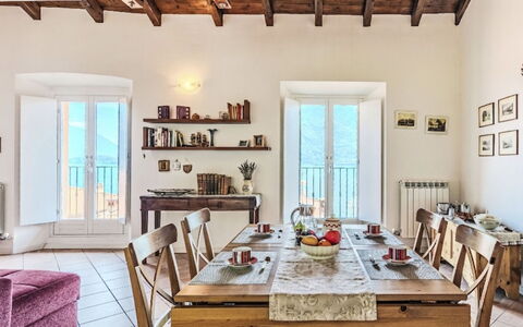 Laghina: Meubles, Design Intérieur, Sol, Table, Mur, Salle À Manger, Chaise, Bois, Sol, Table Cuisine Et Salle A Manger