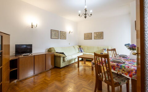 Monte Livrio: Sol, Design Intérieur, Sol, Meubles, Bois, Canapé, Plafond, Pièce, Salon, Éclairage
