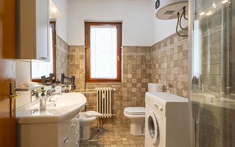 Monte Livrio: Mur, Sol, Luminaire Plomberie, Sol, Salle De Bains, Design Intérieur, Siège De Toilette, Plomberie, Toilette, Robinet