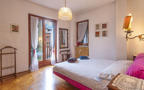 Monte Livrio: Lit, Design Intérieur, Meubles, Chambre, Bois, Sol, Drap De Lit, Literie, Sol, Pièce