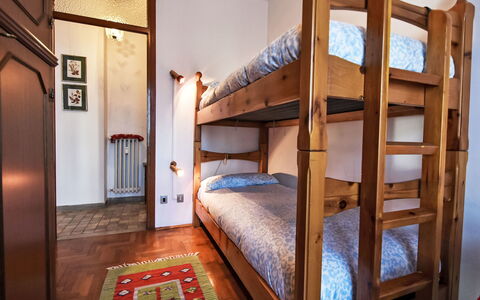 Monte Livrio: Lit, Chambre, Design Intérieur, Meubles, Drap De Lit, Sol, Literie, Sol, Bois, Pièce