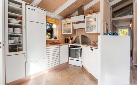 Siegfried - 400M from the Sea: Bois, Cuisine, Principaux Appliance, Sol, Design Intérieur, Sol, Comptoir, Meubles, Appareil De Cuisine, Cabinetry