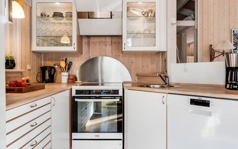 Siegfried - 400M from the Sea: Appareil De Cuisine, Cuisine, Principaux Appliance, Design Intérieur, Bois, Comptoir, Sol, Meubles, Électroménager, Cabinetry