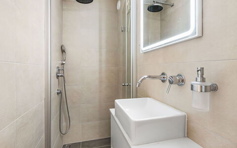 Reseda 3.23: Salle De Bains, Luminaire Plomberie, Évier, Sol, Design Intérieur, Lavabo, Robinet, Sol, Toilette, Plomberie