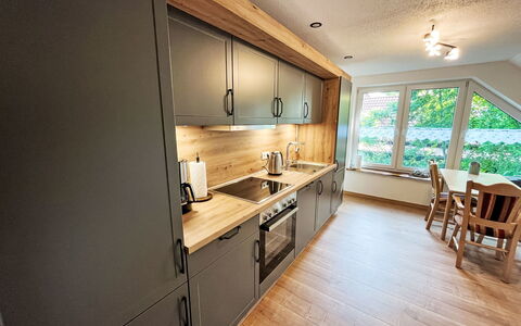 Ferienhuus Up Hütten: Comptoir, Sol, Cuisine, Design Intérieur, Meubles, Bois, Sol, Cabinetry, Plafond, Parquet
