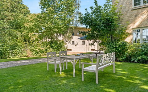 Iivo - 1.3Km from the Sea: Meubles, Mobilier De Jardin, Arbuste, Chaise, Jardin, Ombre, Couverture De Sol, Tableau De Plein Air, Pelouse, Arrière-Cour