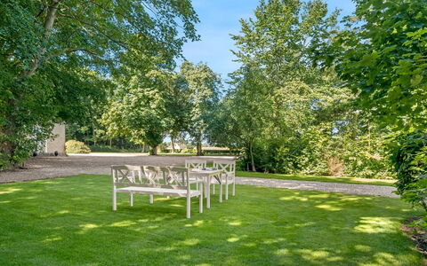 Iivo - 1.3Km from the Sea: Arbuste, Jardin, Meubles, Ombre, Couverture De Sol, Printemps, Pelouse, Lumière Du Soleil, Parc, Mobilier De Jardin