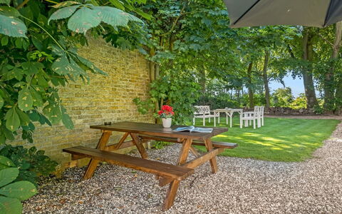 Iivo - 1.3Km from the Sea: Meubles, Mobilier De Jardin, Chaise, Table, Tableau De Plein Air, Jardin, Table Cuisine Et Salle A Manger, Extérieur Banc, Couverture De Sol, Arrière-Cour