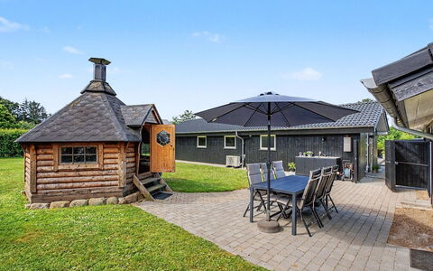 Frederikke - 875M from the Sea: Toit, Maison, Chalet, Domicile, Siding, Jardin, Ombre, Batiments Jardin, Cour, Arrière-Cour