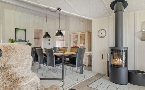 Frederikke - 875M from the Sea: Sol, Bois, Sol, Design Intérieur, Plafond, Parquet, Meubles, Domicile, Pièce, Salon