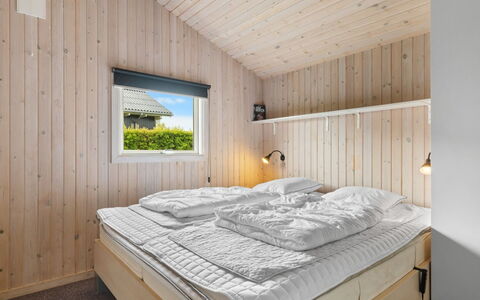 Frederikke - 875M from the Sea: Bois, Chambre, Lit, Plafond, Design Intérieur, Domicile, Cadre De Lit, Drap De Lit, Literie, Dur