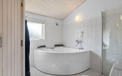 Frederikke - 875M from the Sea: Sol, Luminaire Plomberie, Sol, Design Intérieur, Plafond, Salle De Bains, Baignoire, Plomberie, Robinet, Composite