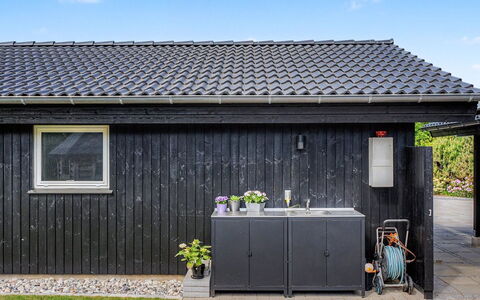 Frederikke - 875M from the Sea: Bois, Siding, Cabanon, Porte, Batiments Jardin, Jardin, Cour, Dur, Conception, Pot De Fleur