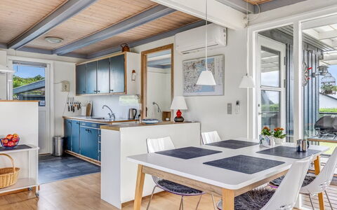 Nielsine - 250M from the Sea: Bois, Sol, Design Intérieur, Meubles, Plafond, Cuisine, Table Cuisine Et Salle A Manger, Parquet, Chaise, Dur