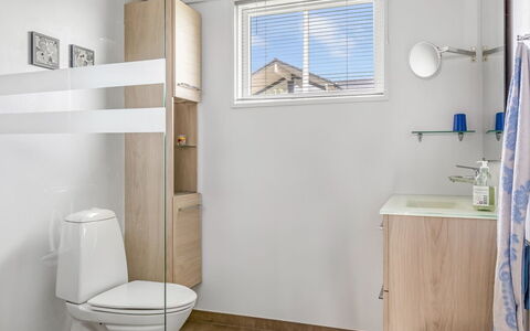 Nielsine - 250M from the Sea: Luminaire Plomberie, Siège De Toilette, Toilette, Sol, Bois, Sol, Design Intérieur, Salle De Bains, Plomberie, Évier