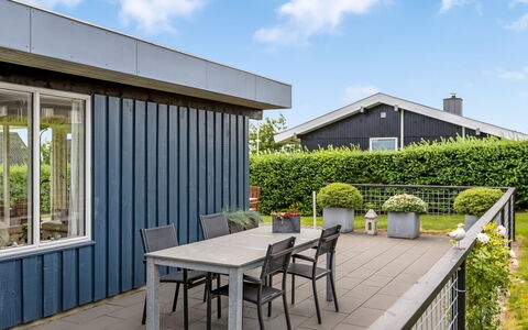 Nielsine - 250M from the Sea: Domicile, Ombre, Siding, Jardin, Mobilier De Jardin, Cour, Porche, Aménagement Paysager, Planche, Dur