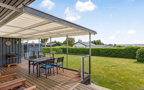 Nielsine - 250M from the Sea: Toit, Ombre, Composite, Plate-Forme, Porche, Mobilier De Jardin, Patio, Structure En Plein Air, Store, Dur