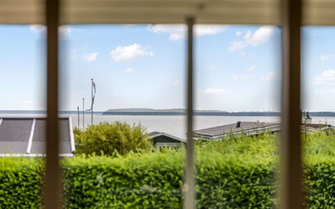 Nielsine - 250M from the Sea: Verre, Lumière Du Soleil, Ombre, Océan, Daylighting, Eco Hôtel, Clôture, Balcon, Aluminium