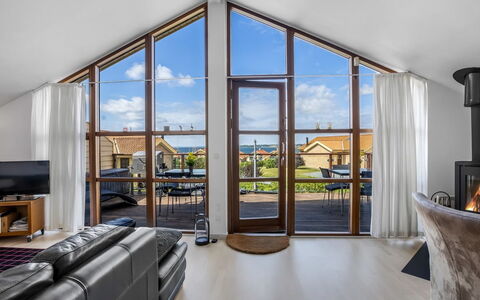 Rouwen - 120M from the Sea: Bois, Sol, Sol, Meubles, Design Intérieur, Domicile, Plafond, Canapé, Salon, Porte