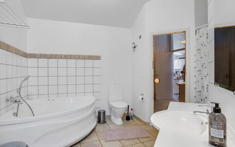 Rouwen - 120M from the Sea: Design Intérieur, Sol, Luminaire Plomberie, Sol, Plafond, Salle De Bains, Baignoire, Pièce, Plomberie, Éclairage