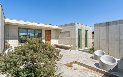 Rieke - 250M from the Sea: Maison, Toit, Domicile, Chalet, Arbuste, Couverture De Sol, Biens, Ferme, Siding, Batiments Jardin