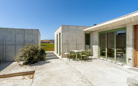 Rieke - 250M from the Sea: Maison, Toit, Domicile, Chalet, Arbuste, Couverture De Sol, Biens, Ferme, Siding, Batiments Jardin