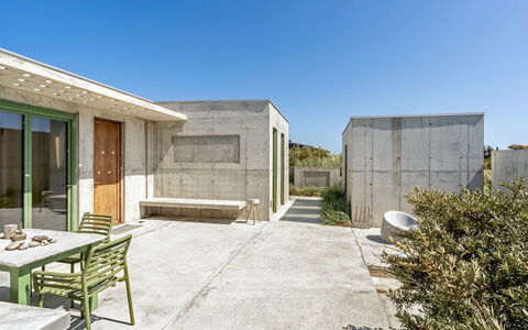 Rieke - 250M from the Sea: Maison, Toit, Domicile, Chalet, Arbuste, Couverture De Sol, Biens, Ferme, Siding, Batiments Jardin