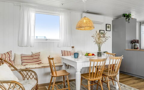 Leonard - 130M from the Sea: Meubles, Design Intérieur, Sol, Bois, Plafond, Sol, Table, Luminaire, Salle À Manger, Parquet