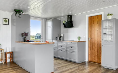 Leonard - 130M from the Sea: Sol, Bois, Parquet, Sol, Cuisine, Meubles, Appareil De Cuisine, Cabinetry, Principaux Appliance, Design Intérieur