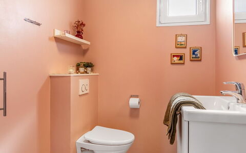 Leonard - 130M from the Sea: Salle De Bains, Luminaire Plomberie, Siège De Toilette, Toilette, Design Intérieur, Évier, Plomberie, Sol, Sol, Robinet