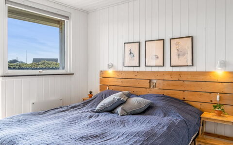 Leonard - 130M from the Sea: Bois, Chambre, Literie, Lit, Drap De Lit, Linge, Sol, Design Intérieur, Sol, Cadre De Lit