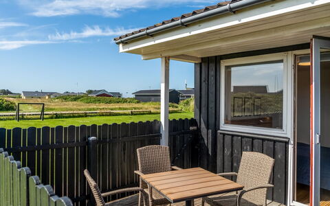 Leonard - 130M from the Sea: Bois, Architecture, Domicile, Lot Terre, Toit, Chalet, Ombre, Porche, Siding, Balcon