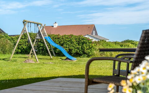 Leonard - 130M from the Sea: Ciel, Bleu, Loisir, Pelouse, Ombre, Océan, Mobilier De Jardin, Aménagement Paysager, Cour, Eco Hôtel