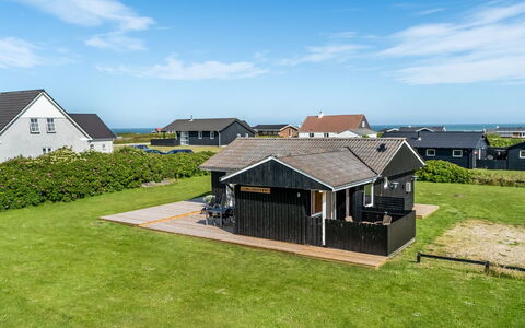 Leonard - 130M from the Sea: Bâtiment, Maison, Toit, Domicile, Architecture, Zone Résidentielle, Chalet, Lot Terre, Zone Rurale, Siding