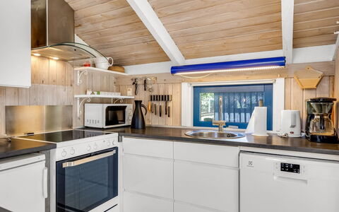 Rathulf - 700M from the Sea: Bois, Cuisine, Luminaire Plomberie, Principaux Appliance, Plafond, Comptoir, Plomberie, Évier, Robinet, Tache De Bois