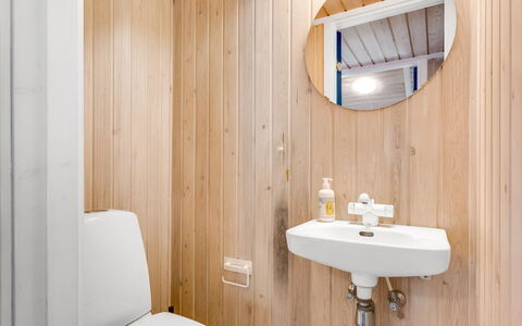 Rathulf - 700M from the Sea: Bois, Luminaire Plomberie, Sol, Design Intérieur, Salle De Bains, Sol, Lavabo, Évier, Pièce, Plomberie