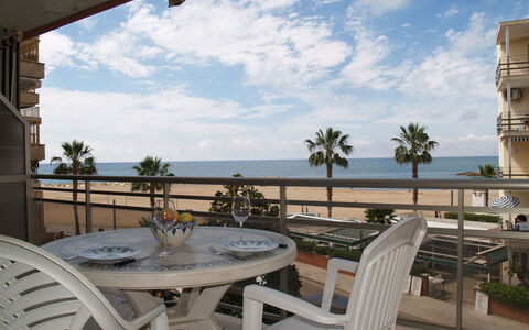 Horta del Mar: Nuage, Table, Ciel, L'Eau, Plante, Propriété, Jour, Meubles, Chaise, Bâtiment
