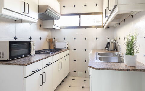 Horta del Mar: Cabinetry, Comptoir, Propriété, Bâtiment, Meubles, Plante, Cuisinière, Cuisine, Appareil De Cuisine, Pot De Fleur