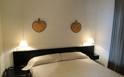 Horta del Mar: Chambre, Lit, Pièce, Meubles, Propriété, Design Intérieur, Cadre De Lit, Mur, Drap De Lit, Éclairage