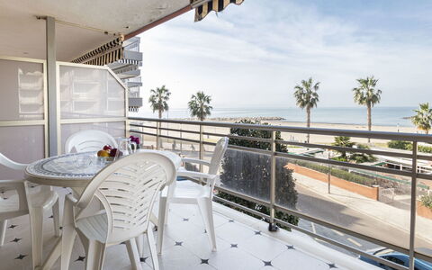Horta del Mar: Ciel, Meubles, Propriété, Table, Nuage, Chaise, Bâtiment, Arbre, Ombre, Bois