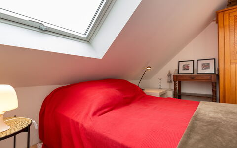 Les Liesses: Chambre, Design Intérieur, Plafond, Sol, Lit, Meubles, Sol, Grenier, Pièce, Domicile