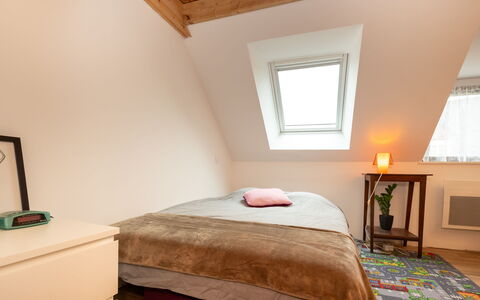 Les Liesses: Lit, Meubles, Design Intérieur, Chambre, Sol, Literie, Sol, Drap De Lit, Mur, Bois