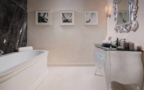Celeste: Luminaire Plomberie, Design Intérieur, Baignoire, Blanc, Sol, Salle De Bains, Robinet, Sol, Plomberie, Évier