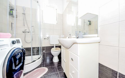 4 You: Design Intérieur, Sol, Sol, Luminaire Plomberie, Plomberie, Machine À Laver, Toilette, Salle De Bains, Pièce, Armoire De Toilette