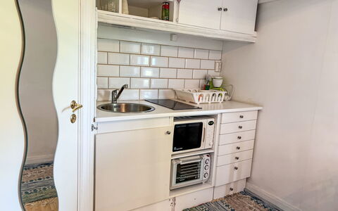 Skyberga Torp Lilla Stugan: Sol, Bois, Cuisine, Design Intérieur, Cabinetry, Comptoir, Sol, Appareil De Cuisine, Principaux Appliance, Pièce