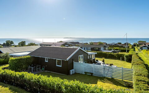 Raymond - 175M from the Sea: Biens, Ombre, Allée, Ferme