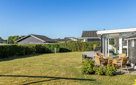 Raymond - 175M from the Sea: Biens, Ombre, Allée, Ferme