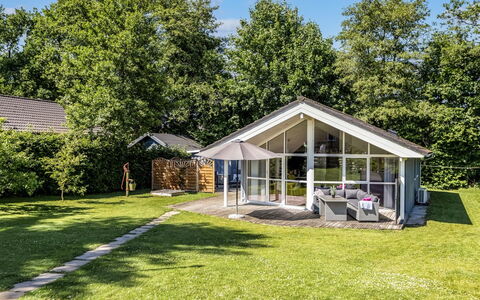 Alfwin - 300M from the Sea: Toit, Maison, Domicile, Chalet, Siding, Biens, Allée, Batiments Jardin, Cour, Cabanon