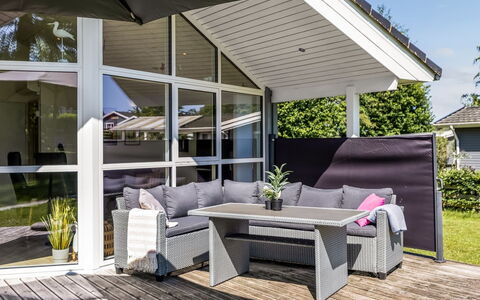 Alfwin - 300M from the Sea: Toit, Maison, Domicile, Chalet, Siding, Biens, Allée, Batiments Jardin, Cour, Cabanon