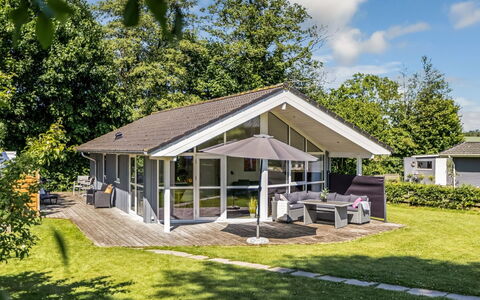Alfwin - 300M from the Sea: Toit, Maison, Domicile, Chalet, Siding, Biens, Allée, Batiments Jardin, Cour, Cabanon